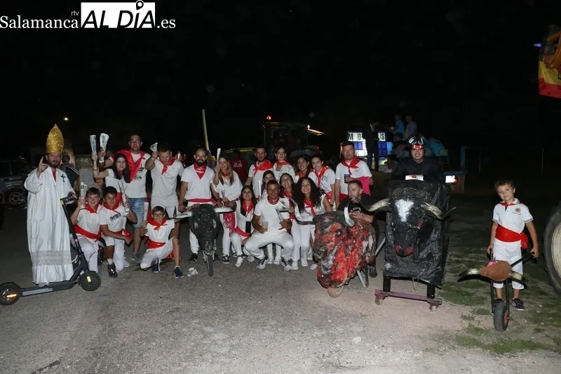 Divertido desfile de carrozas en Valderrodrigo durante sus fiestas de las Madrinas / CORRAL