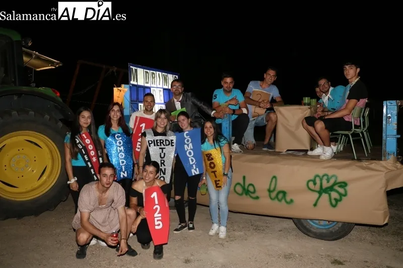 Divertido desfile de carrozas en Valderrodrigo durante sus fiestas de las Madrinas / CORRAL