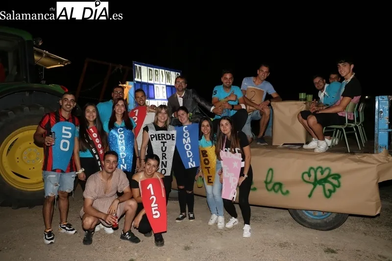 Divertido desfile de carrozas en Valderrodrigo durante sus fiestas de las Madrinas / CORRAL