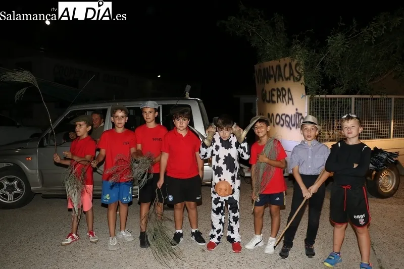 Divertido desfile de carrozas en Valderrodrigo durante sus fiestas de las Madrinas / CORRAL