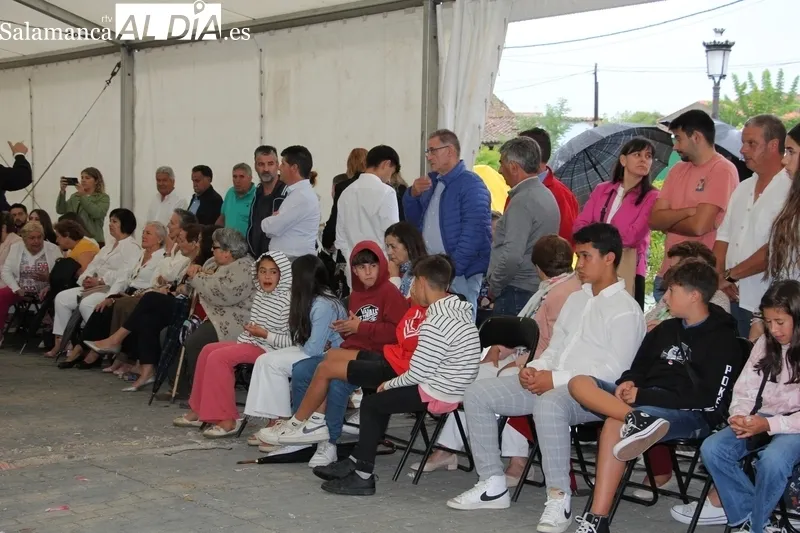 La lluvia deslució en parte los actos al impedir la procesión, aunque no evitó el rosario, el ofertorio, la subasta de roscas ni la actuación de La Corrobla / MARIBEL SÁNCHEZ 