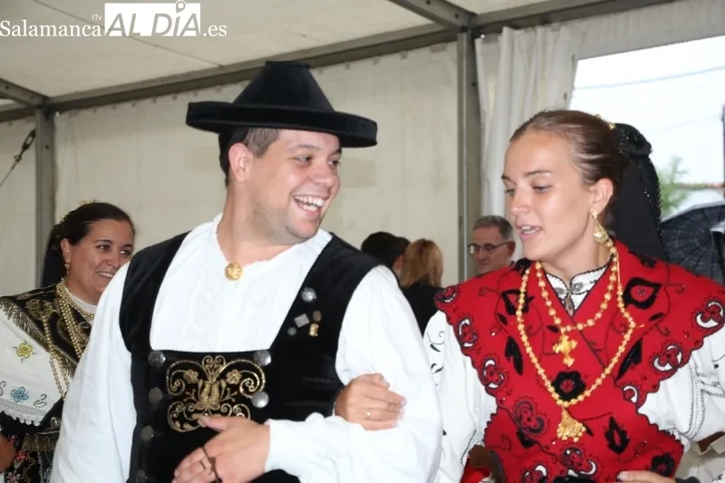 La lluvia deslució en parte los actos al impedir la procesión, aunque no evitó el rosario, el ofertorio, la subasta de roscas ni la actuación de La Corrobla / MARIBEL SÁNCHEZ 