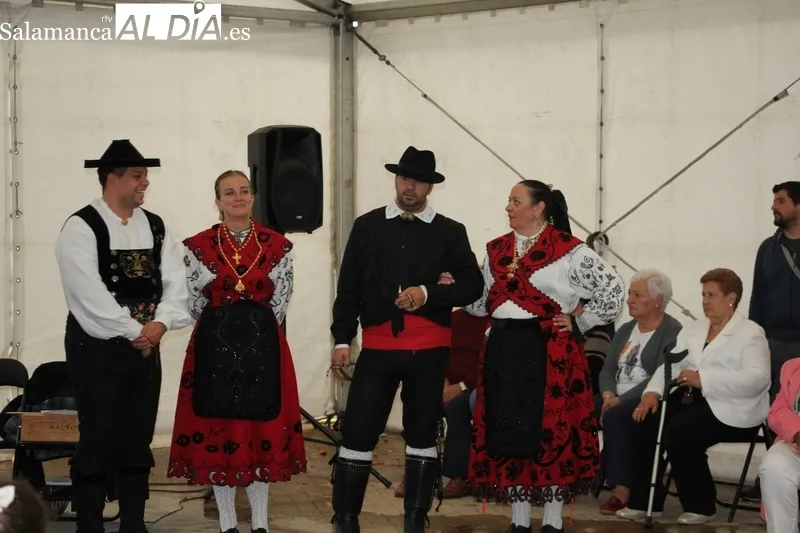 La lluvia deslució en parte los actos al impedir la procesión, aunque no evitó el rosario, el ofertorio, la subasta de roscas ni la actuación de La Corrobla / MARIBEL SÁNCHEZ 