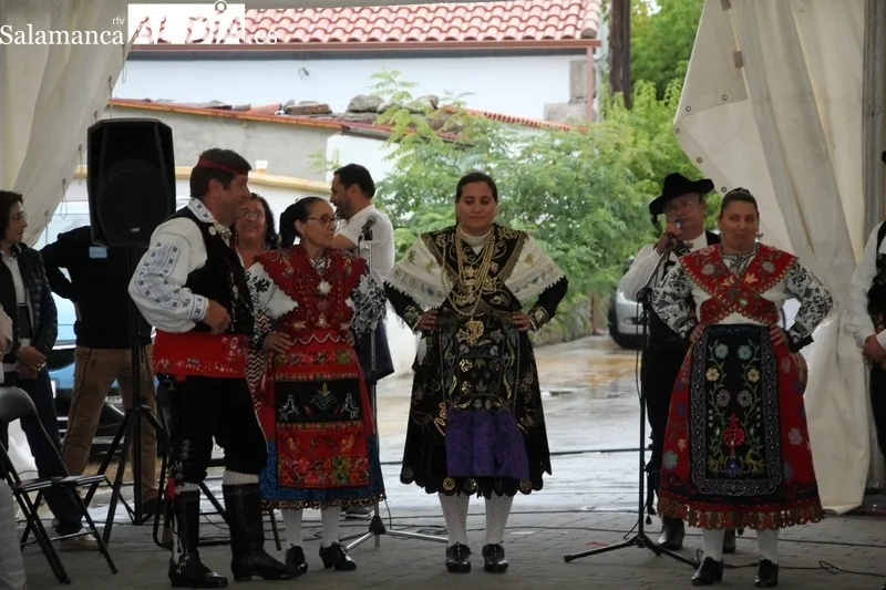La lluvia deslució en parte los actos al impedir la procesión, aunque no evitó el rosario, el ofertorio, la subasta de roscas ni la actuación de La Corrobla / MARIBEL SÁNCHEZ 
