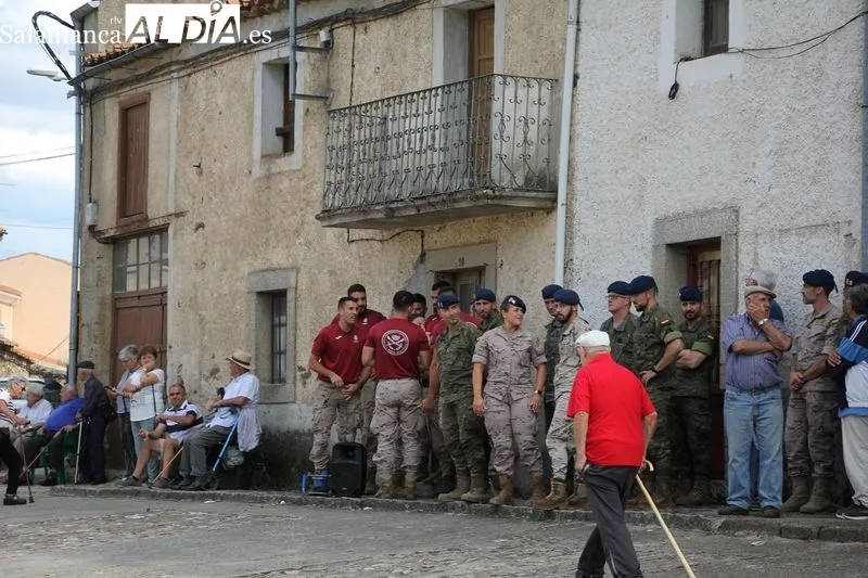 Exhibición de la Sección de Movimientos Floreados de la Guardia Real en Hinojosa de Duero / MARIBEL SÁNCHEZ 