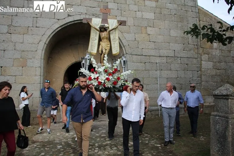 Los vecinos de Bañobárez no faltaron a la tradicional cita con el Cristo de la Salud / MARIBEL SÁNCHEZ