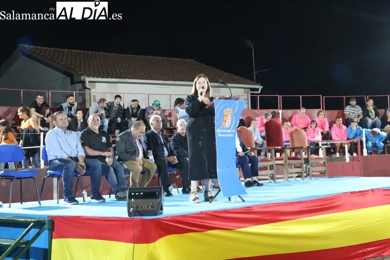 Las peñas dan el pistoletazo de salida a las fiestas de Barruecopardo / CORRAL