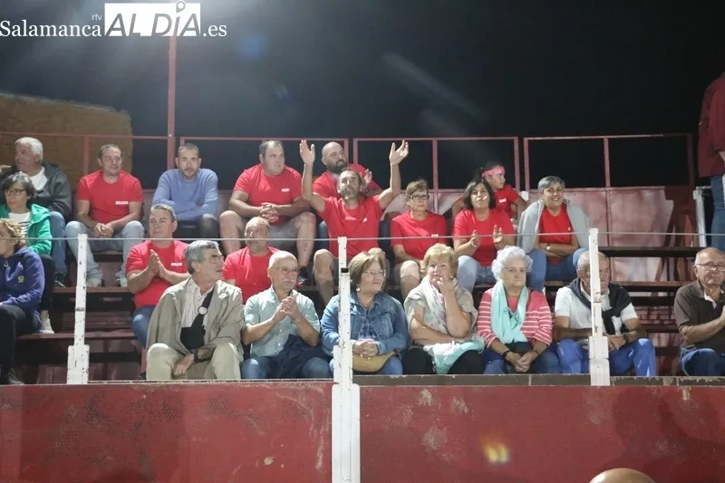 Las peñas dan el pistoletazo de salida a las fiestas de Barruecopardo / CORRAL