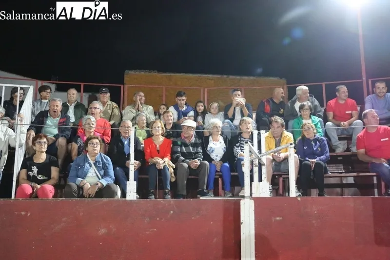 Las peñas dan el pistoletazo de salida a las fiestas de Barruecopardo / CORRAL