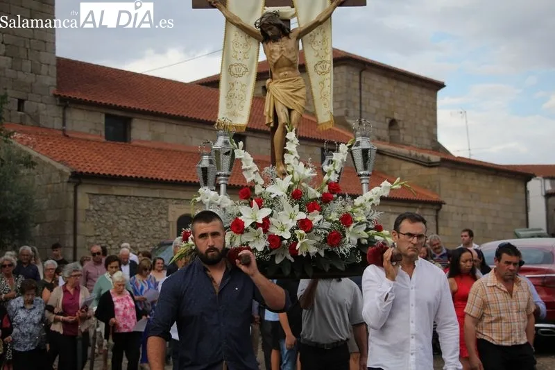 Los vecinos de Bañobárez no faltaron a la tradicional cita con el Cristo de la Salud / MARIBEL SÁNCHEZ