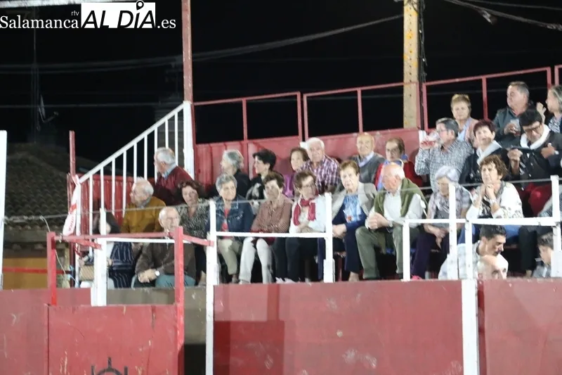 Las peñas dan el pistoletazo de salida a las fiestas de Barruecopardo / CORRAL