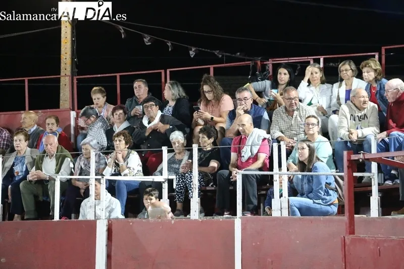 Las peñas dan el pistoletazo de salida a las fiestas de Barruecopardo / CORRAL