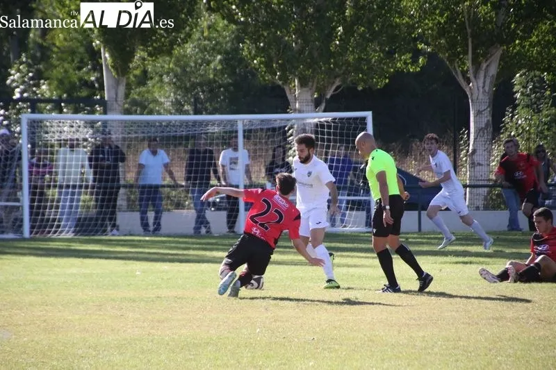 Foto 11 - El Aficionado del Alba de Tormes encaja una manita frente al Sporting Carbajosa (1-5)
