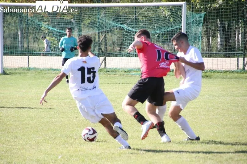 Foto 9 - El Aficionado del Alba de Tormes encaja una manita frente al Sporting Carbajosa (1-5)