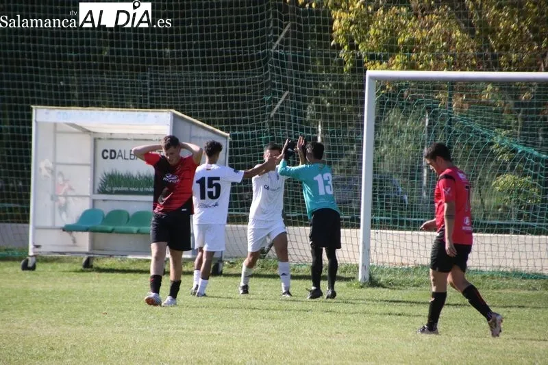 Foto 5 - El Aficionado del Alba de Tormes encaja una manita frente al Sporting Carbajosa (1-5)