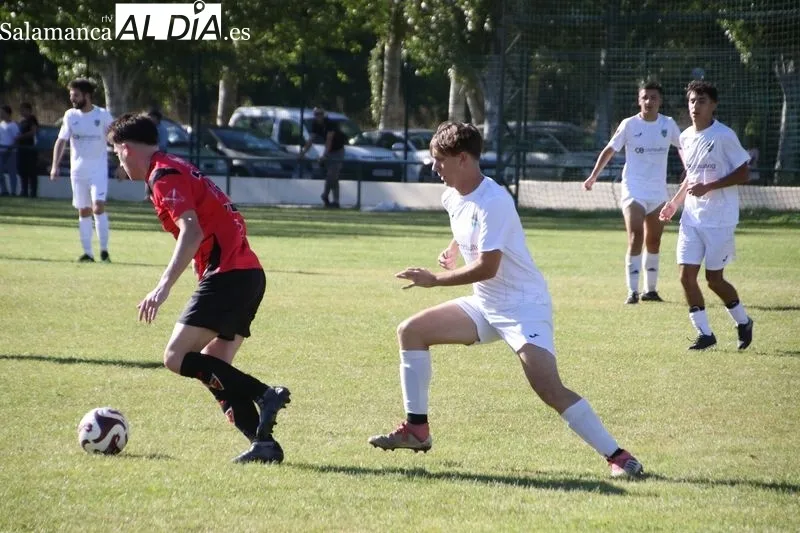 Foto 4 - El Aficionado del Alba de Tormes encaja una manita frente al Sporting Carbajosa (1-5)