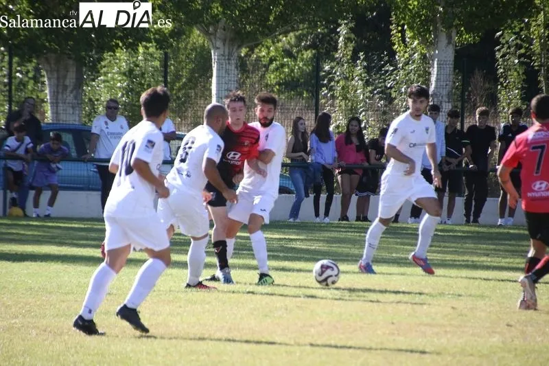 Foto 3 - El Aficionado del Alba de Tormes encaja una manita frente al Sporting Carbajosa (1-5)
