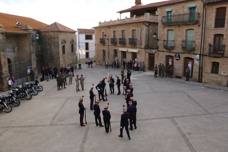 Ejercicios de la Guardia Real en Aldeadávila de la Ribera / CORRAL 