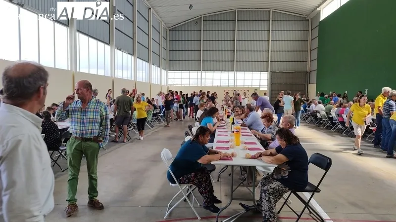 Comida de hermandad fin de fiestas en Villaseco de los Reyes / CORRAL