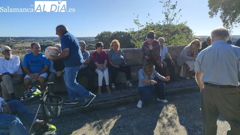 Divertida subasta de roscas en honor a la Virgen del Rosario en Sardón de los Frailes / CORRAL