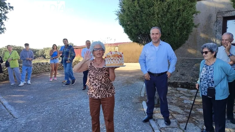 Divertida subasta de roscas en honor a la Virgen del Rosario en Sardón de los Frailes / CORRAL