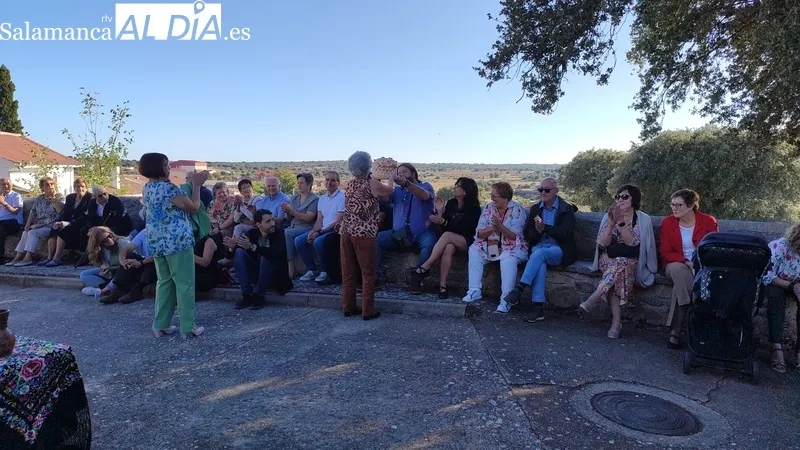 Divertida subasta de roscas en honor a la Virgen del Rosario en Sardón de los Frailes / CORRAL