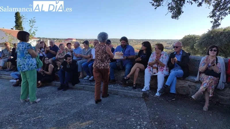 Divertida subasta de roscas en honor a la Virgen del Rosario en Sardón de los Frailes / CORRAL