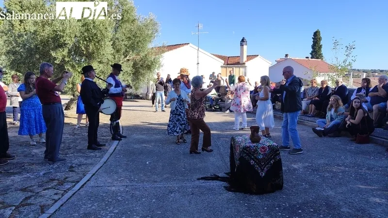 Divertida subasta de roscas en honor a la Virgen del Rosario en Sardón de los Frailes / CORRAL