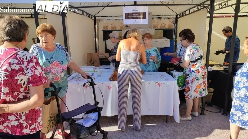 La Feria de la Almendra de Saucelle supera con un nuevo éxito el reto que suponía la celebración de eventos similares en varios lugares de la provincia / CORRAL