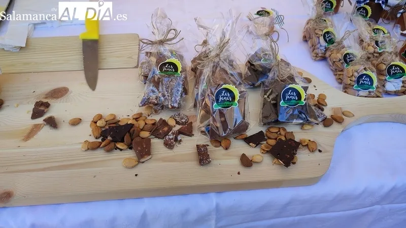 La Feria de la Almendra de Saucelle supera con un nuevo éxito el reto que suponía la celebración de eventos similares en varios lugares de la provincia / CORRAL