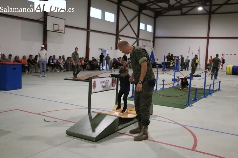 Los más pequeños disfrutaron de la visita de la Guardia Real en Barruecopardo / CORRAL