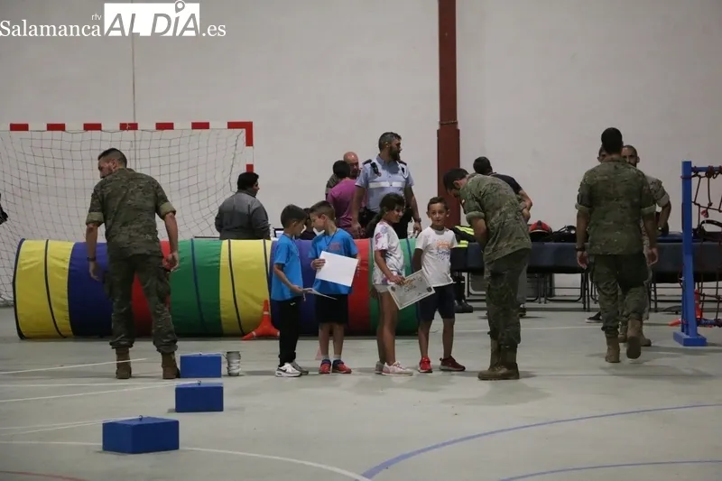 Los más pequeños disfrutaron de la visita de la Guardia Real en Barruecopardo / CORRAL
