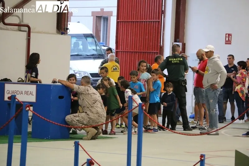 Los más pequeños disfrutaron de la visita de la Guardia Real en Barruecopardo / CORRAL