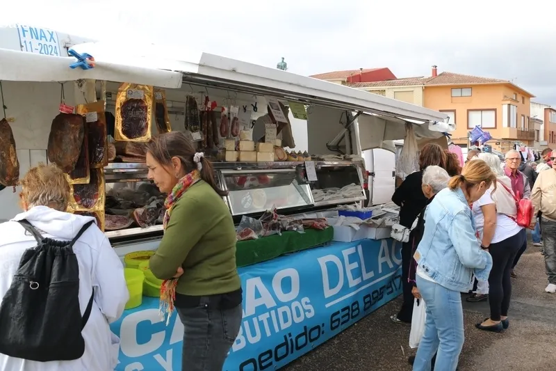 Animado segundo mercadillo en Aldeadávila de la Ribera / CORRAL