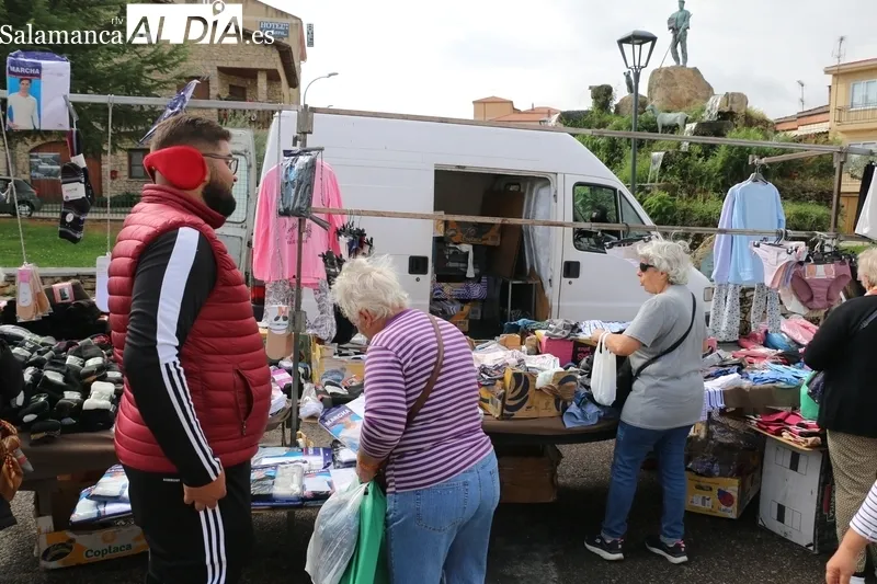 Animado segundo mercadillo en Aldeadávila de la Ribera / CORRAL
