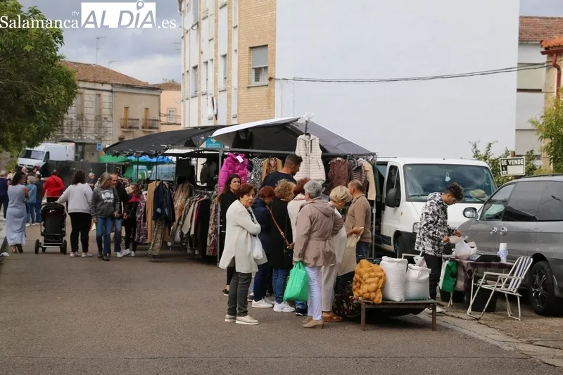 Animado segundo mercadillo en Aldeadávila de la Ribera / CORRAL