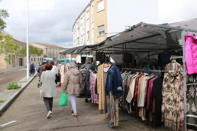Animado segundo mercadillo en Aldeadávila de la Ribera / CORRAL