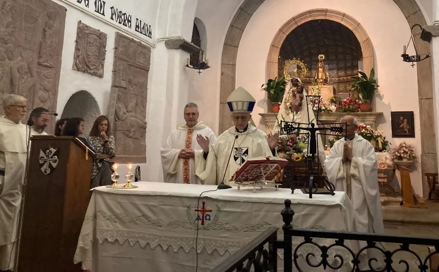 Foto 2 - M&uacute;ltiples mirobrigenses suben hasta el Santuario de la Pe&ntilde;a de Francia