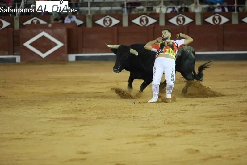 Foto 42 - El salmantino V&iacute;ctor Revesado, campe&oacute;n del concurso de recortes de La Glorieta