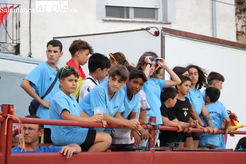 Entretenido segundo encierro de las fiestas de Villares de Yeltes / CORRAL