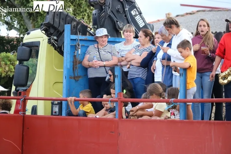 Entretenido segundo encierro de las fiestas de Villares de Yeltes / CORRAL