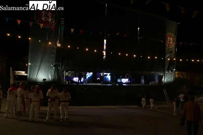 Bullicioso desfile de peñas que marca el inicio de las fiestas de Mieza / CORRAL