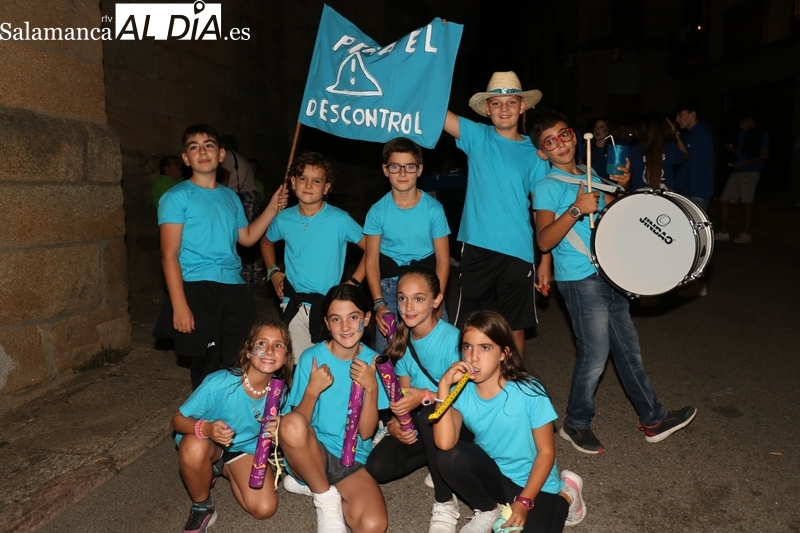 Bullicioso desfile de peñas que marca el inicio de las fiestas de Mieza / CORRAL