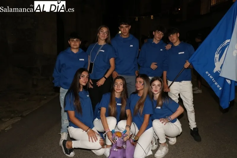 Bullicioso desfile de peñas que marca el inicio de las fiestas de Mieza / CORRAL