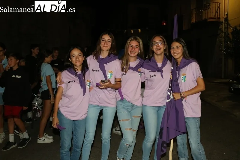 Bullicioso desfile de peñas que marca el inicio de las fiestas de Mieza / CORRAL