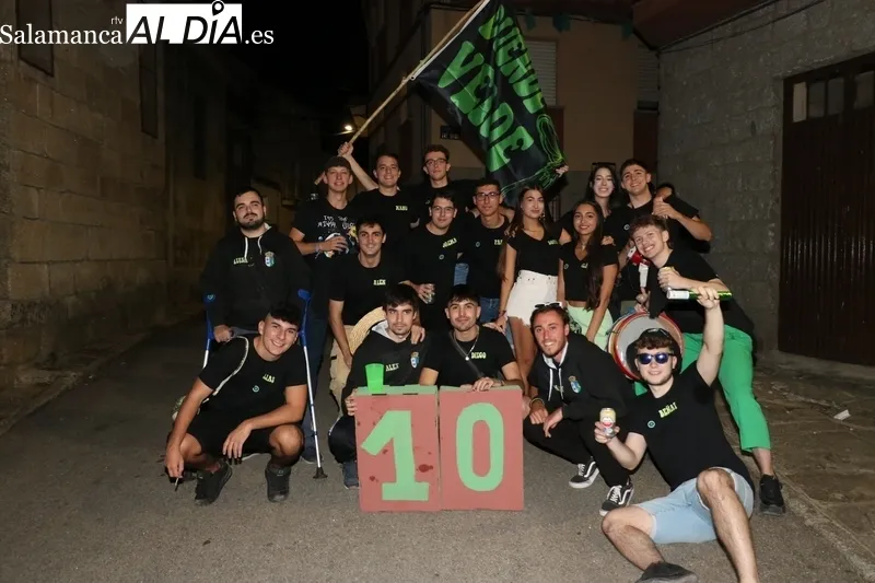Bullicioso desfile de peñas que marca el inicio de las fiestas de Mieza / CORRAL