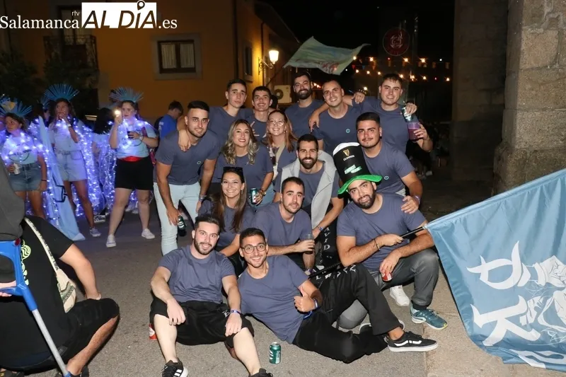 Bullicioso desfile de peñas que marca el inicio de las fiestas de Mieza / CORRAL