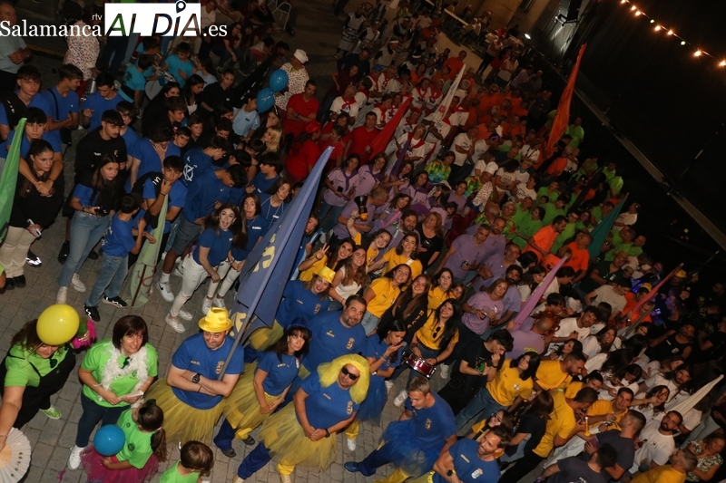 Bullicioso desfile de peñas que marca el inicio de las fiestas de Mieza / CORRAL