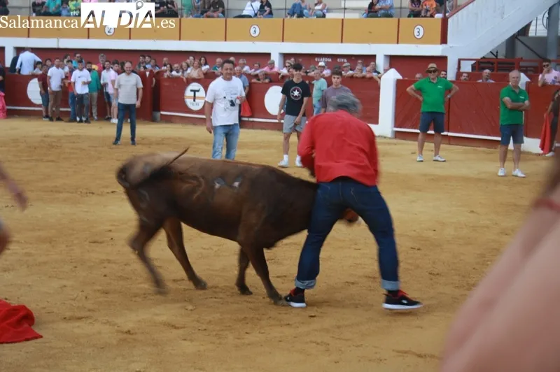La Plaza de toros de Macotera vivía una animada tarde de vaquillas