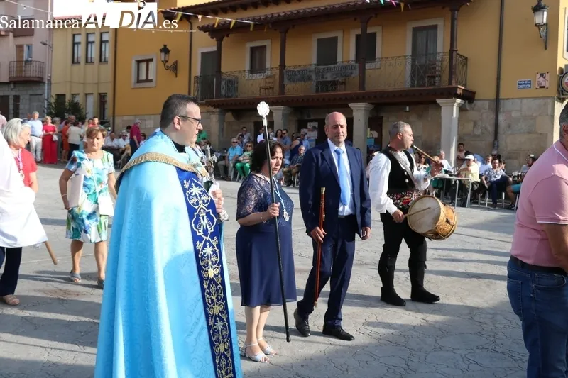 La fiesta de las Madrinas en Mieza tuvo como nota de humor la ofrenda de dos jamones realizada por la peña El Coro / CORRAL 